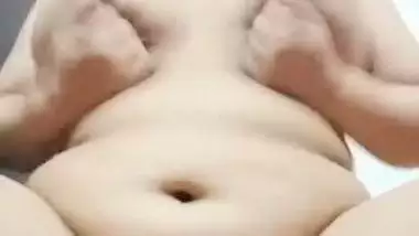 Milf squeezes boobs and fingering in desi nude video