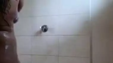 Today Exclusive- Hot Look Sri Lankan Girl Record Her Nude Bathing Selfie Part 1