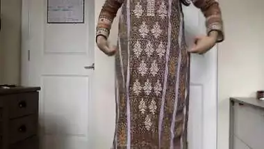 Paki cougar with round XXX booty undresses being ready for chudai