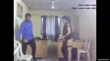 Husband ke kaam par jaane ke baad bhabhi ne bf ke saath kiya sex