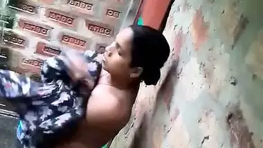 Wet bhabhi changing dress caught after nude bath