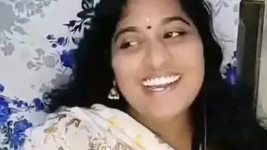 Telugu tanker bhabhi showing and pressing huge boobs