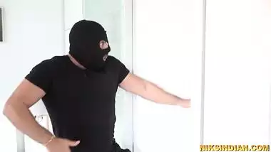 Police wali ne chor ko apne boobs se dhoodh pilaya aur jamkar choda