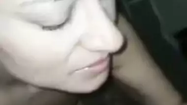 Video of Desi swanky Paki wife who gives a XXX blowjob to facial