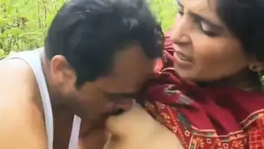 Daring xxx outdoor MMS of a milf with her neighbor