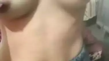 Indian gets naked and exposes her sex charms in a XXX camera show