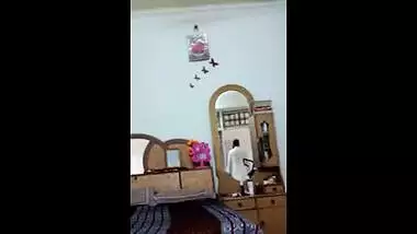 Hindi sex video of a mature boy having pleasure with a juvenile bhabhi