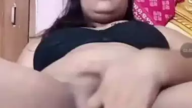 Unsatisfied bhabhi fingering fat pussy on live cam
