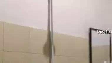 Pretty Desi call-girl takes a XXX bath online posing in a sexy way