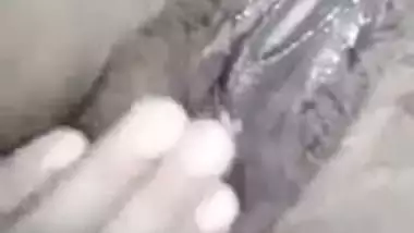 19-year-old desi girl’s Indian teen xxx video of fingering