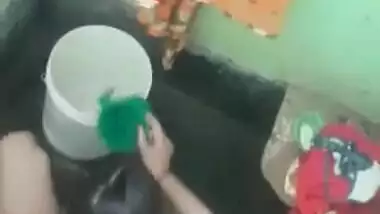 Desi wife’s nude bathing and his devar recording secretly