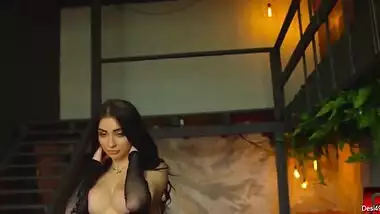 Indian aunty looks really hot so she takes part in solo porn show