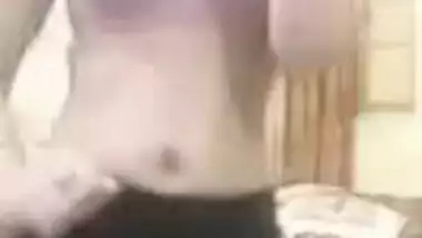 Awesome Indian girl seductively dances in the amateur XXX video