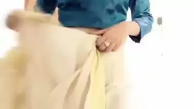 Young desi nude girl strips down her saree on camera