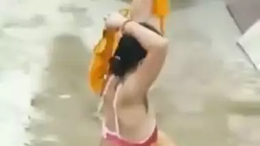 Petticoat bhabhi outdoor bath caught by neighbor