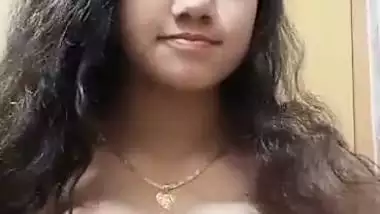 Bangladeshi TikToker girl naked boobs playing viral MMS