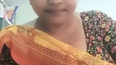 Chubby MILF in saree showing naked boobs and pussy