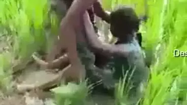 Worker sees Indian lovers who are going to have sex on the field