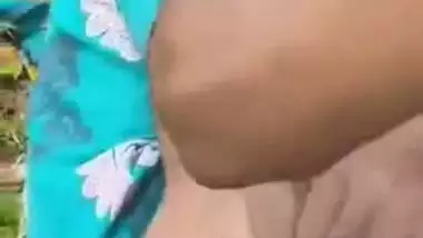 Cameraguy films his friend fucking Desi girl's XXX cave outdoors