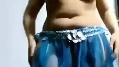 Hot desi girl in a belly dance suit exposes her XXX titties on a sex cam