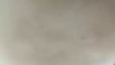 Short-haired Desi Bhabhi licks saggy boobs and fingers XXX twat in bath