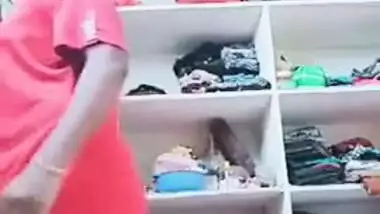 Desi woman shows up in the nude on sex camera and puts wear on XXX body