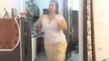 Hot desi indian bhabi shaking her sexi ass &boobs on bigo live...4