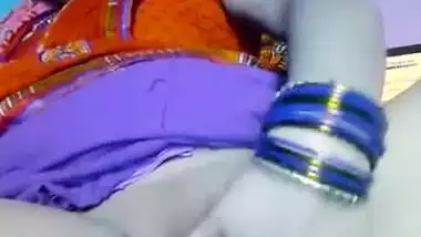 Desi XXX bitch masturbates pussy on webcam while husband is at work