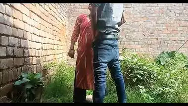 The guy fucks his married GF outdoors in a desi sex video