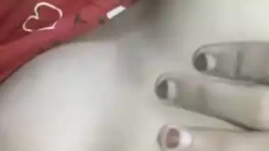 Indian girl has full lips and boobs to flash in her XXX broadcast