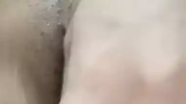 Karachi babe fucks with a metal rod in xxx Pakistani MMS