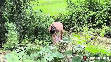 Indian sex video of a lady bathing outdoors in the stream