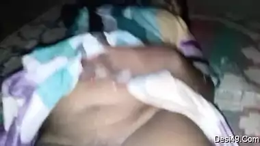 Desi aunty is perfect pulling sari up so man wants to make sex video