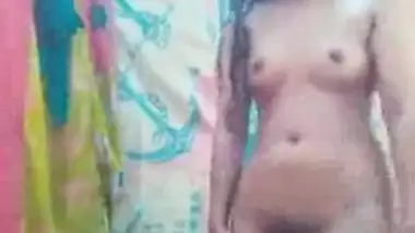 Open nude bath video shot by this young girl for her bf