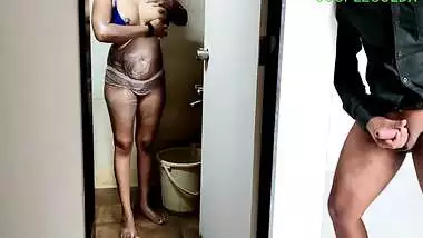 Komal Bhabhi Ko Chori Se Nahate Hue Dekh Kar Pani Gira Diya