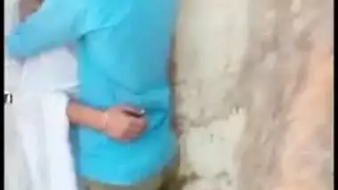 Indian cutie caught kissed by lover outdoor in hot Desi mms video