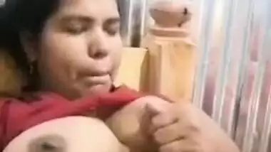 Chunky Desi wife cums hard when teasing her XXX twat on the camera