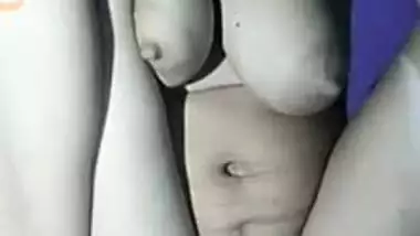 Kinky MMS video of sexy Desi slut sticking veggies into her XXX cunt