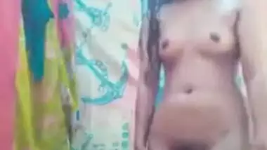 XXX Indian porn! Nude bath video shot by this young Desi girl