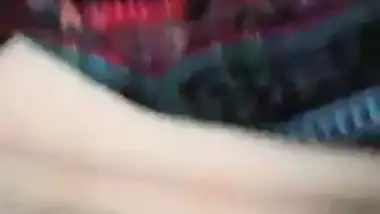 Chut ki video – Desi hottie showing yoni
