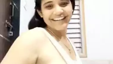 Lovely Indian XXX girl showing her amazing boobs MMS video