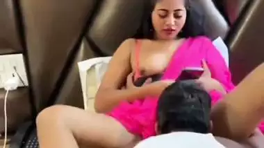 Gigolo licks slut Siya’s pussy in desi sex video