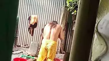 Neighbor Bengali aunty bathing outdoor caught on camera