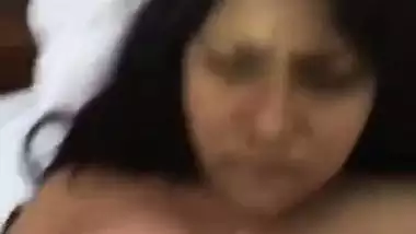 Srilankan girl moaning sex video with boyfriend in hotel