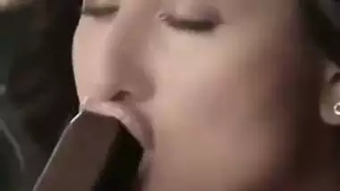 ???? Kareena Kapoor Loves Licking Suckin her Chocolate Ice Lolly