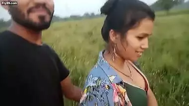 Hot couples Lipkiss Boob press my first blog Aj babu ki teen gye