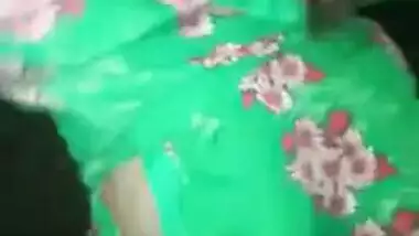 Indian diva shows off what she has under her XXX sari before fan