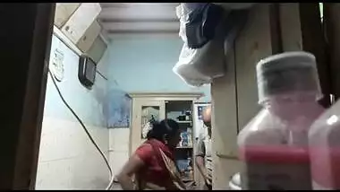 Desi teen comes to a XXX doctor who has sex with her in his office