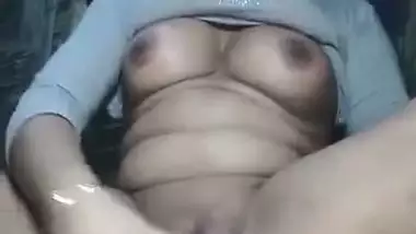 Naked girl from Manali uses a glass bottle as a sex toy
