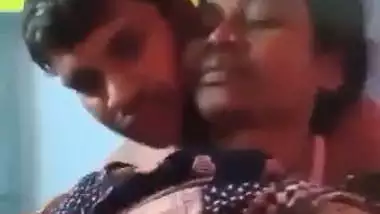 Pervert squeezes mature lady’s boobs in desi aunty sex MMS